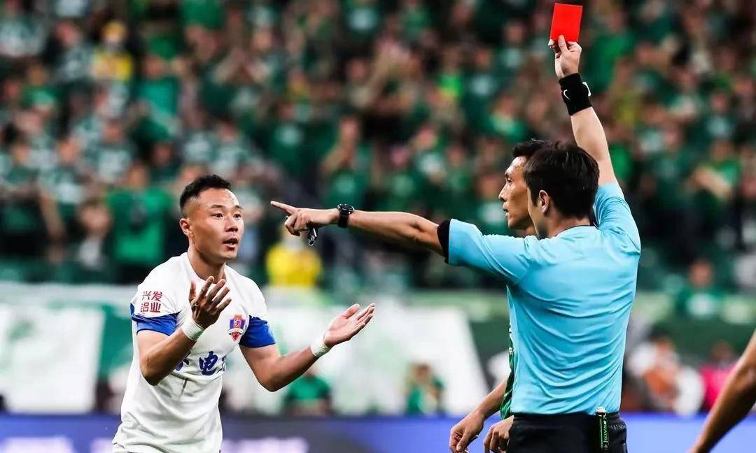 中超联赛再掀争议,裁判判罚引发球迷热议和俱乐部抗议的简单介绍 中超联赛再掀争议,裁判判罚引发球迷热议和俱乐部抗议的简单介绍