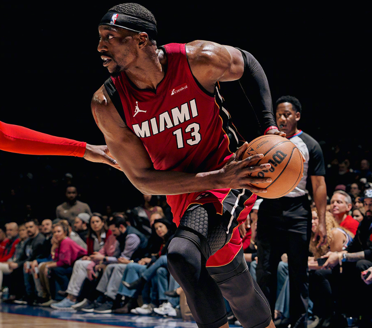 关于美国男篮爆冷热火B队，费沃斯送出助攻的信息