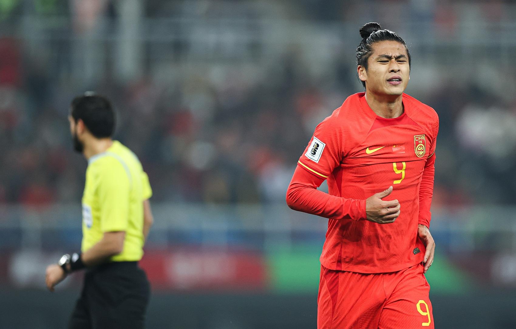 包含足球赛场上的豪情壮志让人钦佩不已！的词条