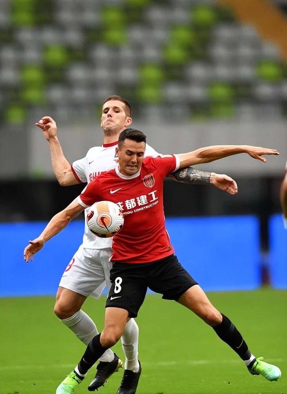 关于上港客场大胜鲁能，积分榜上升至第二位的信息