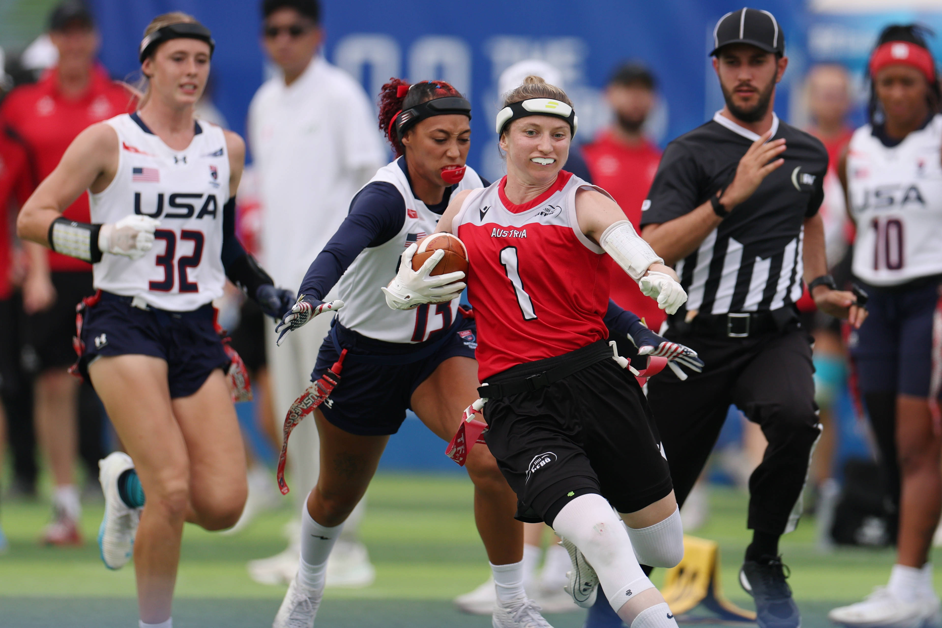 关于奥地利队球员努力拼搏，成功挺进下一轮的信息