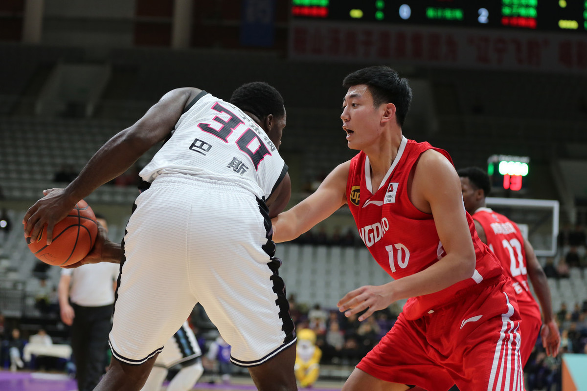 勇士高层介绍新外援，特雷西·斯帕兹携手球队的简单介绍