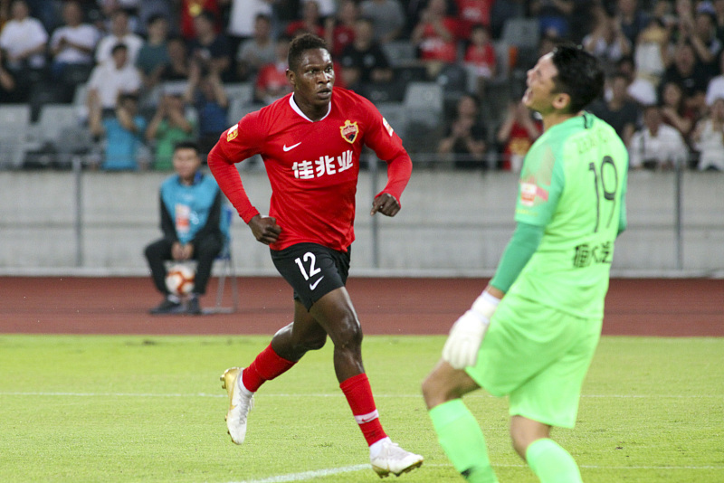 恒大客场轻取佳兆业，维持领跑地位