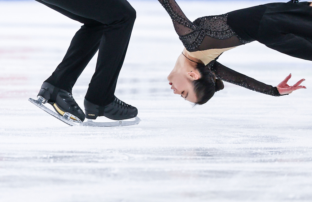 冷静应对！花滑选手花样滑行冠军