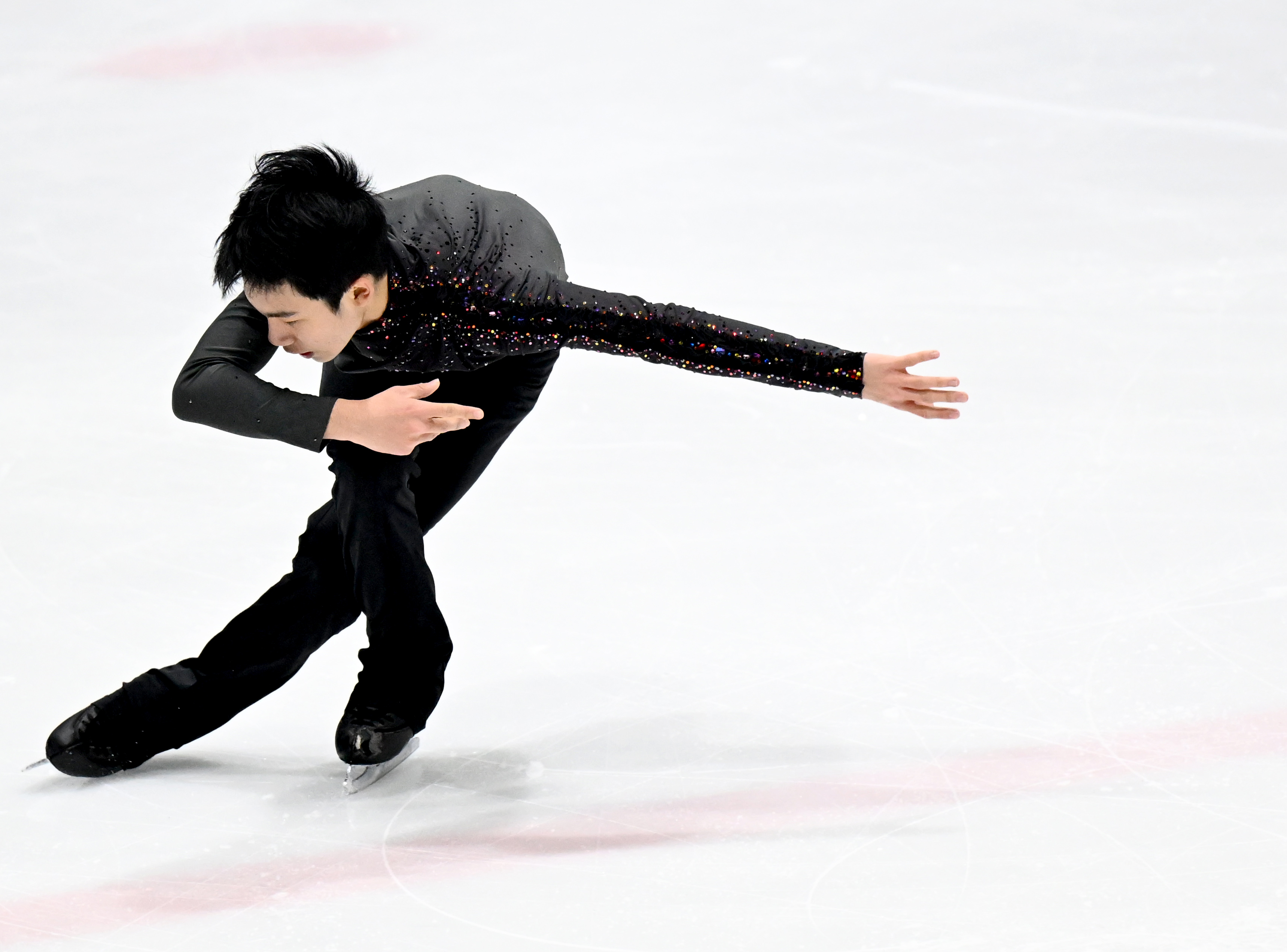 冷静应对！花滑选手花样滑行冠军