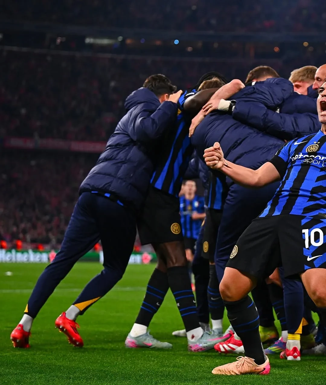 包含拜仁慕尼黑顶住压力，连续胜出欧冠小组赛的词条