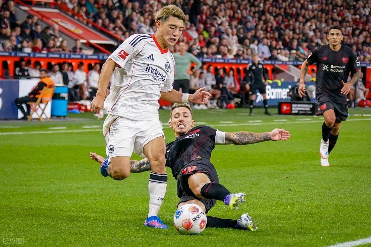 包含勒沃库森队球员助力球队前行的词条