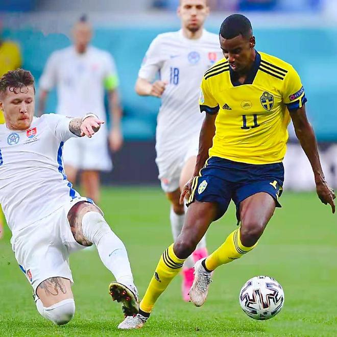 西班牙横扫波兰,伊布带队取胜 西班牙横扫波兰,伊布带队取胜