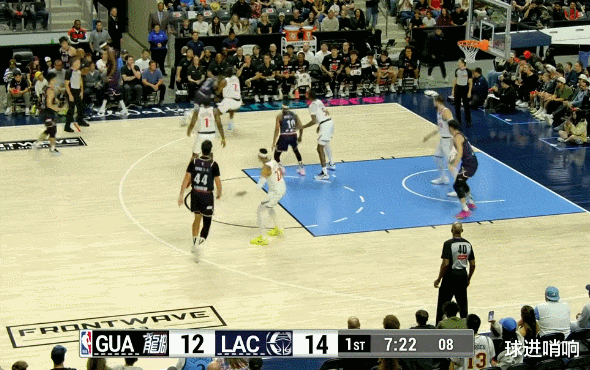 深圳队鏖战广州队,哈登带队取胜 深圳队鏖战广州队,哈登带队取胜