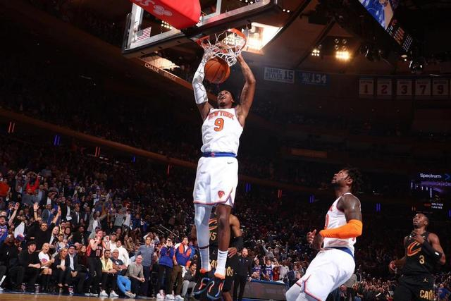 新疆队轻取江苏队，布伦森点燃赛场