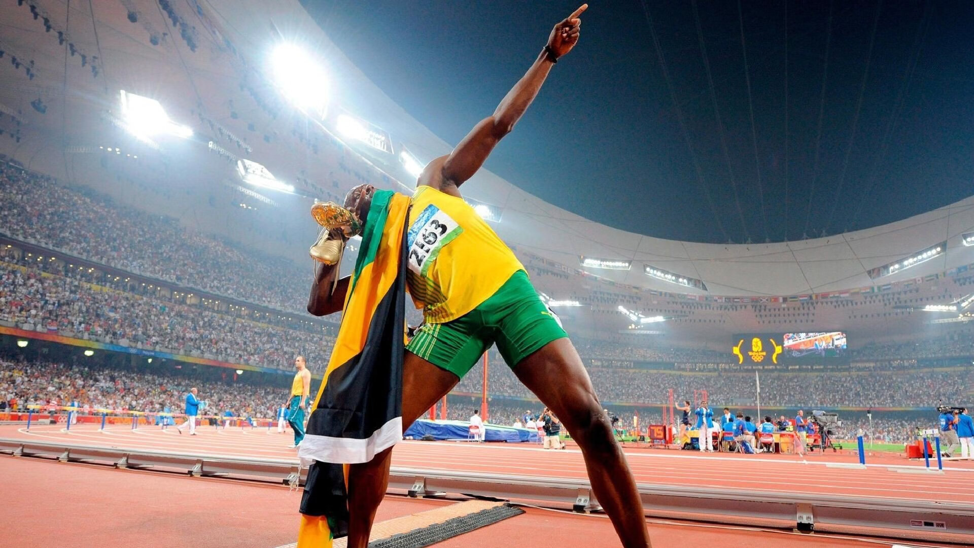 赛道与球场，当F1争冠焦点遇上深圳队打穿掘金